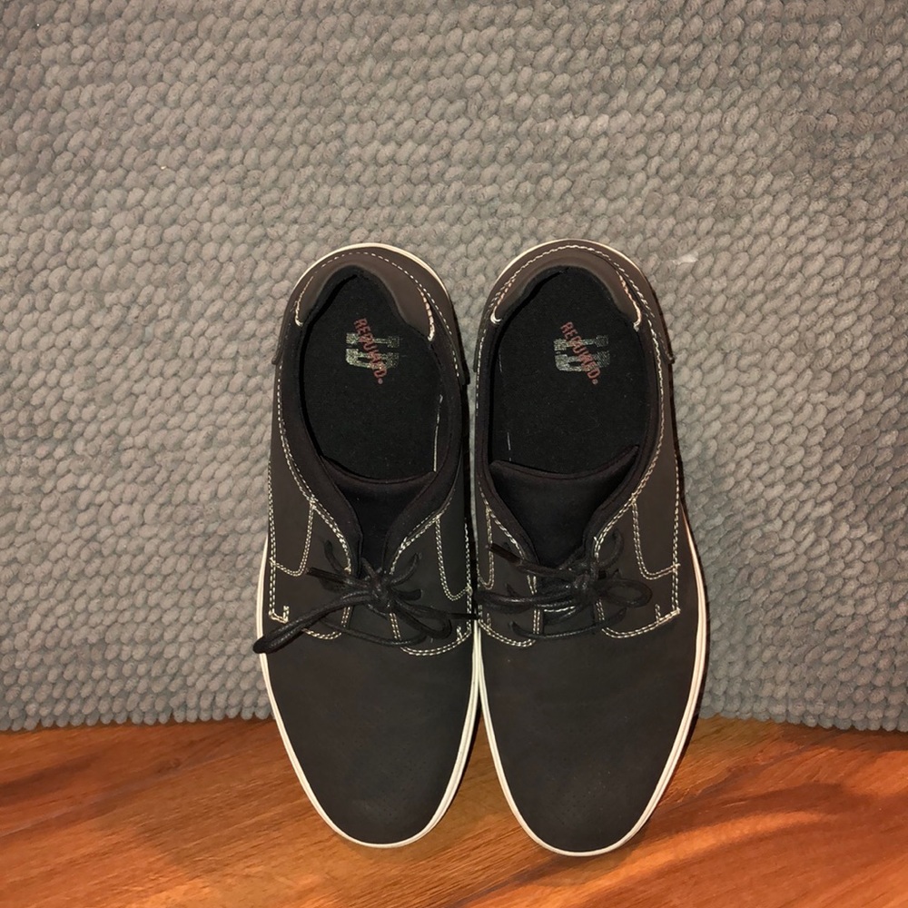 I’m selling these black shoes